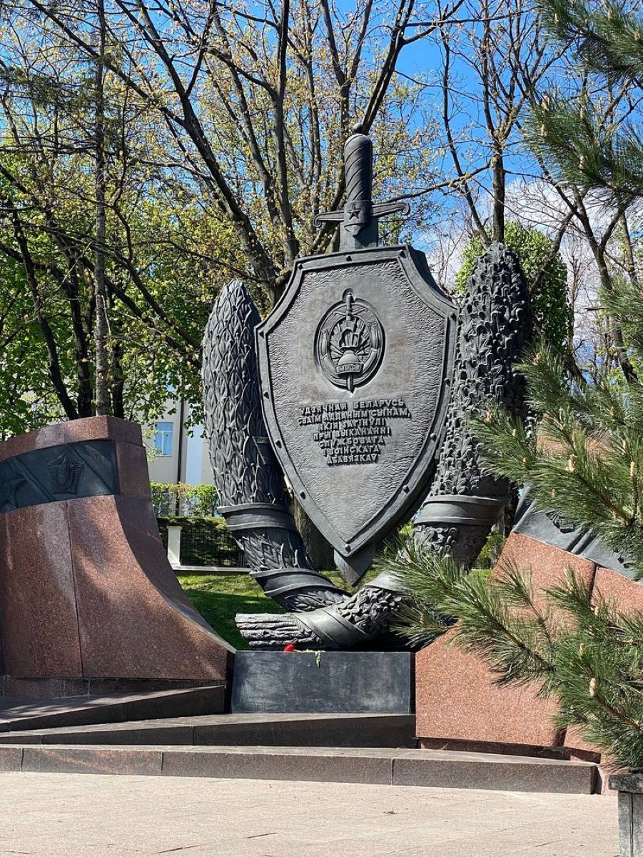 Смецце ў горадзе. Колькі ў Беларусі помнікаў міліцыянтам і навошта яны патрэбныя?