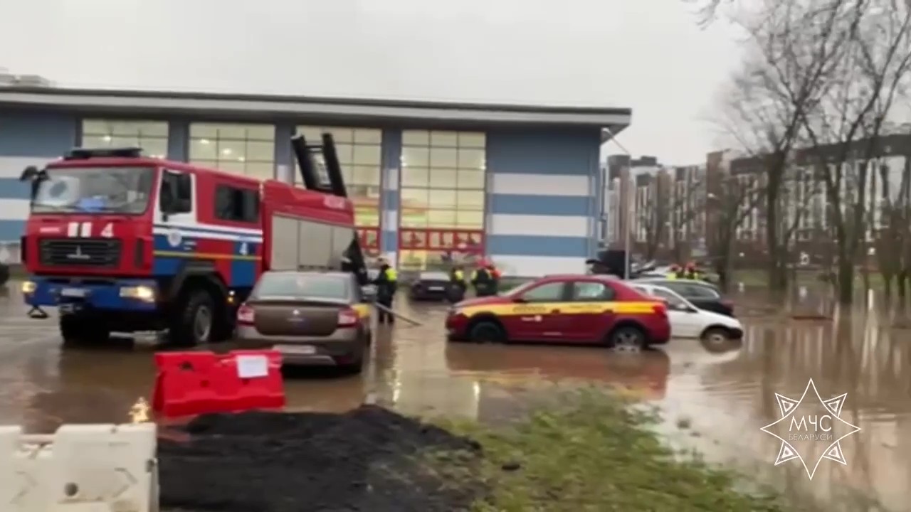 Emergency Ministry Shows Flooding on Chervyakova Street in Minsk