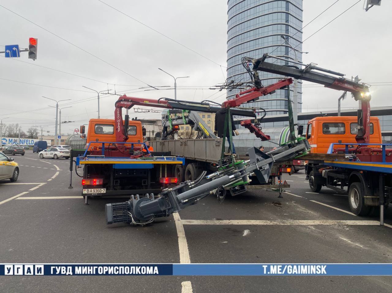 В Минске на площади Богушевича упал кран. Затруднено движение