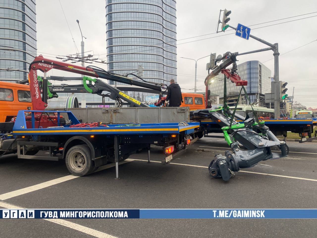 В Минске на площади Богушевича упал кран. Затруднено движение