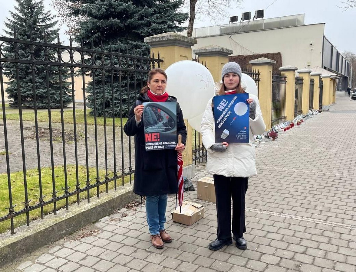 Возле посольства Беларуси в Вильнюсе прошла акция против гибридных атак