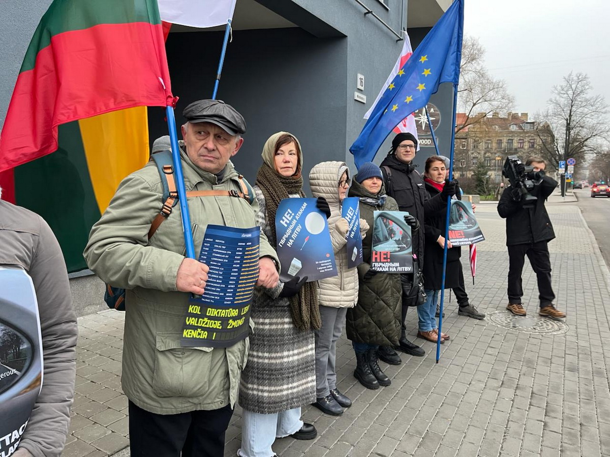 Возле посольства Беларуси в Вильнюсе прошла акция против гибридных атак
