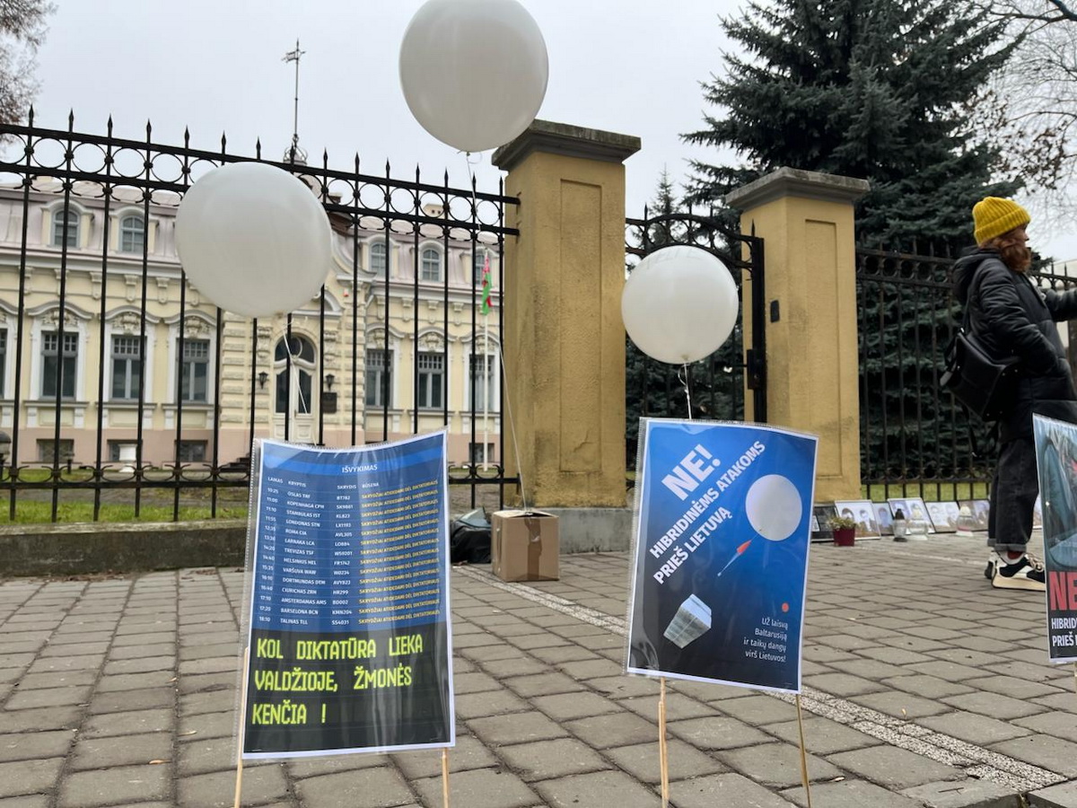 Возле посольства Беларуси в Вильнюсе прошла акция против гибридных атак