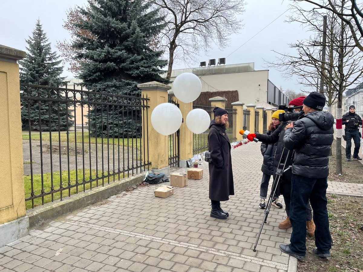 Возле посольства Беларуси в Вильнюсе прошла акция против гибридных атак