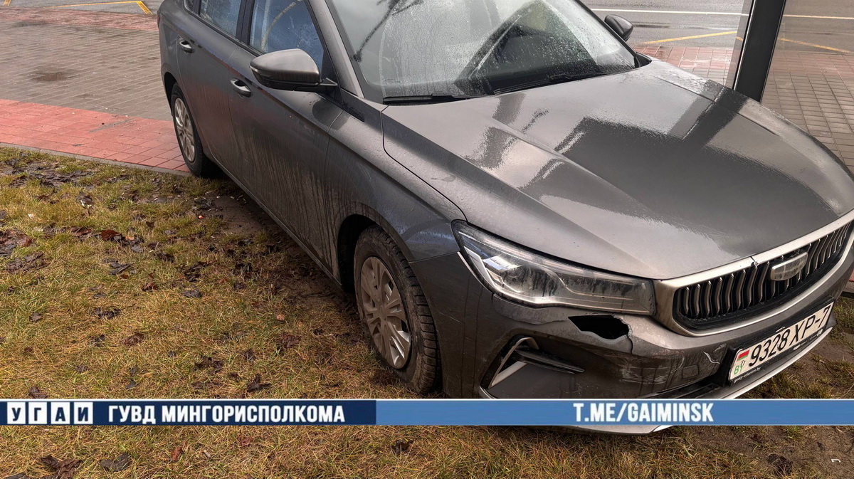 Легковушка снесла скамейку на остановке в Минске