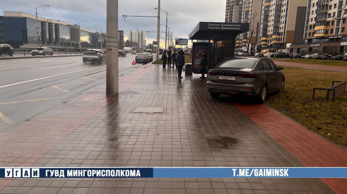 Легковушка снесла скамейку на остановке в Минске