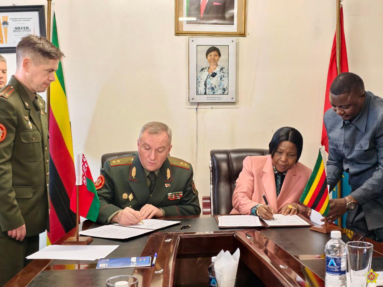 Хренин подписал соглашение о военном сотрудничестве с зимбабвийской коллегой