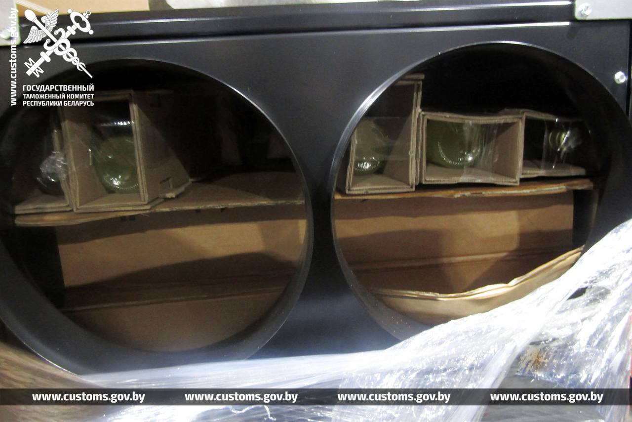 Беларусские таможенники нашли спрятанные в электронагревателях алкоголь и корм для животных