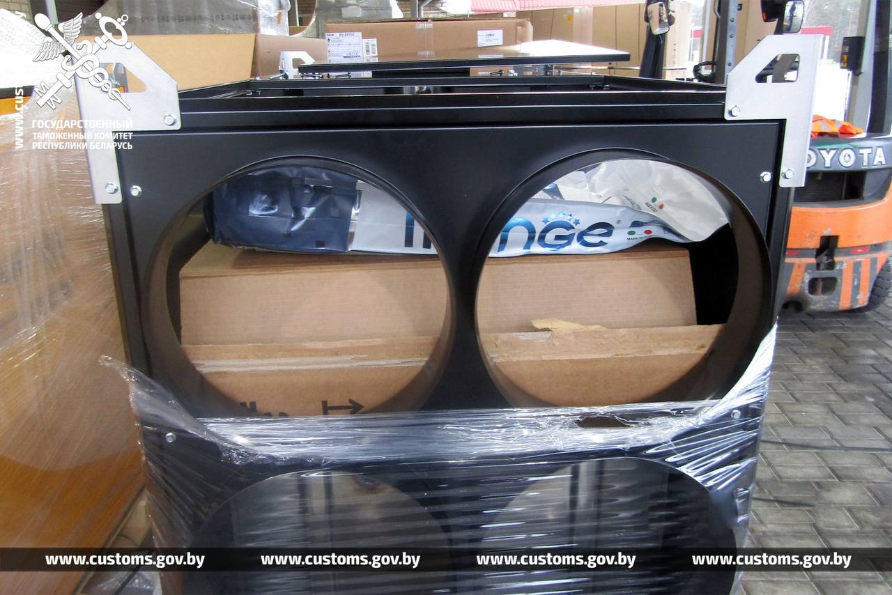 Беларусские таможенники нашли спрятанные в электронагревателях алкоголь и корм для животных