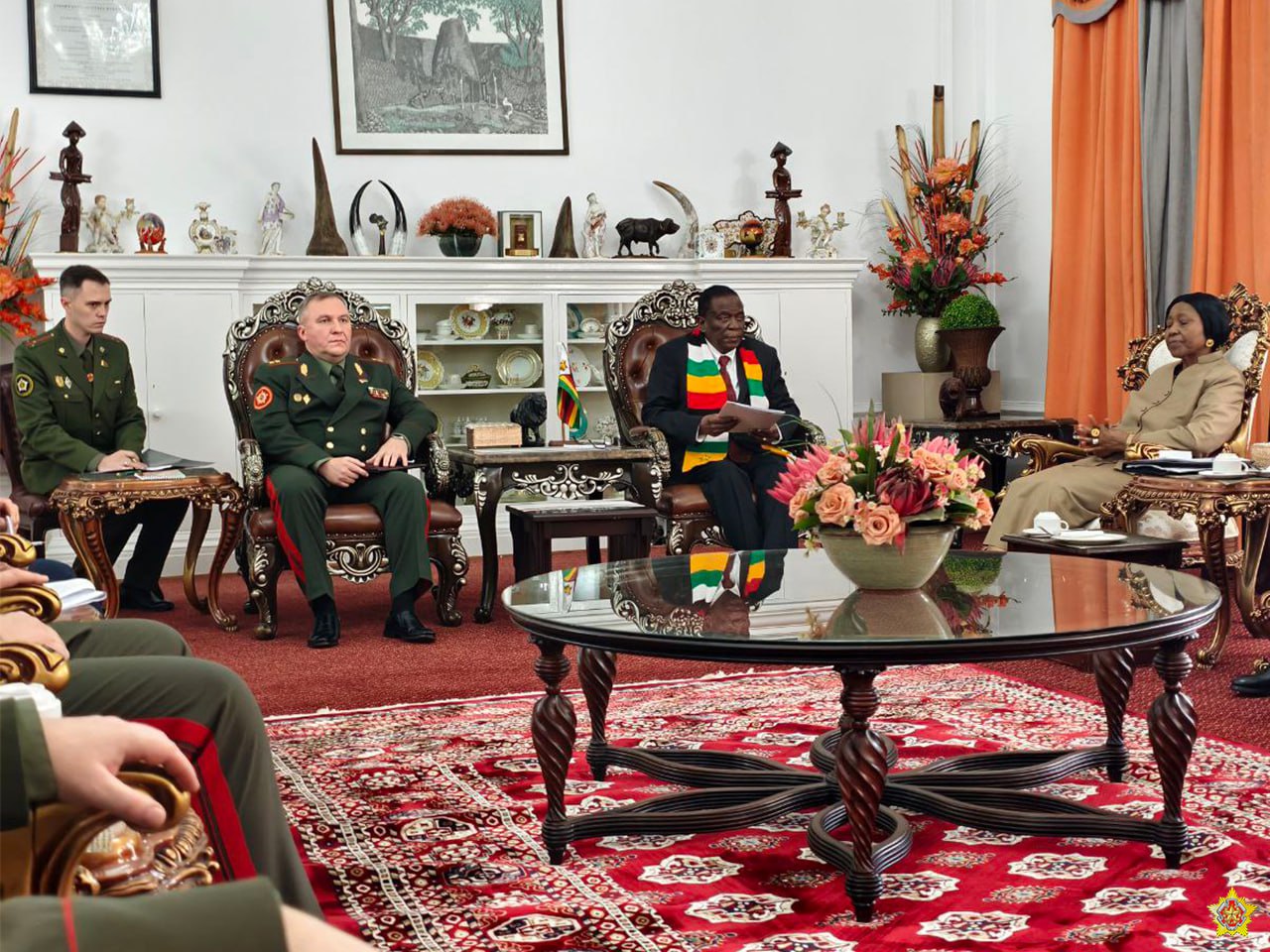 Хренин обсудил военное сотрудничество с президентом Зимбабве