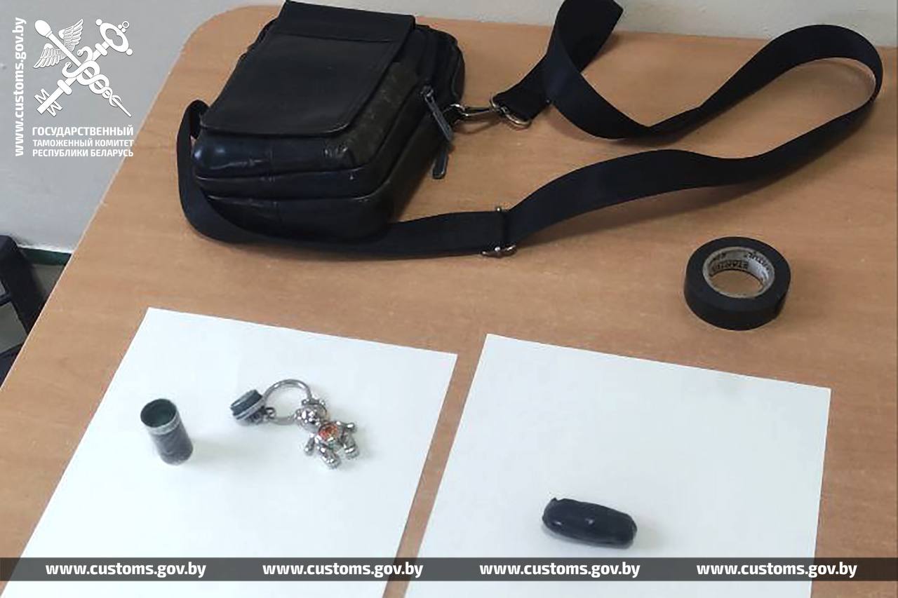 Двух беларусов задержали на границе с марихуаной