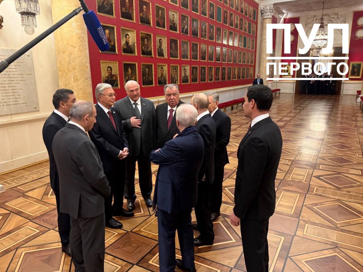 Лукашенко присоединился к экскурсии по Эрмитажу с Путиным позднее