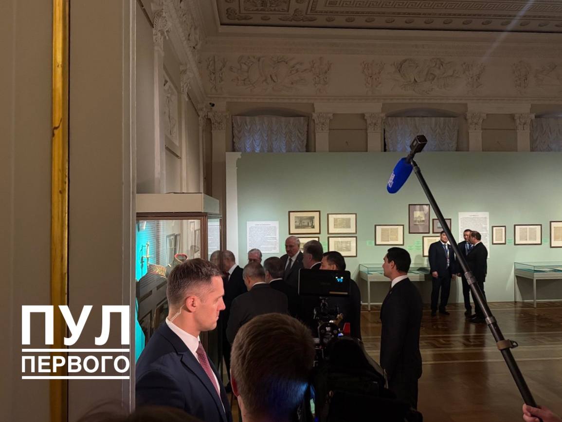 Лукашенко присоединился к экскурсии по Эрмитажу с Путиным позднее