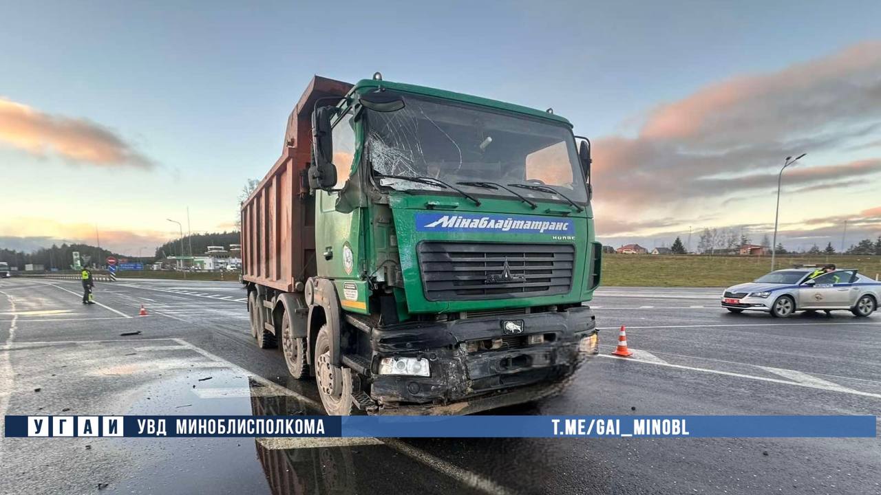 Четыре человека пострадали в ДТП с самосвалом и микроавтобусом под Минском