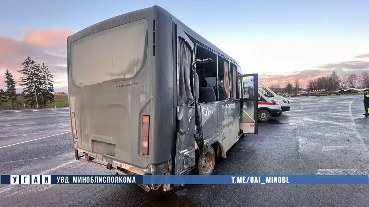 Четыре человека пострадали в ДТП с самосвалом и микроавтобусом под Минском