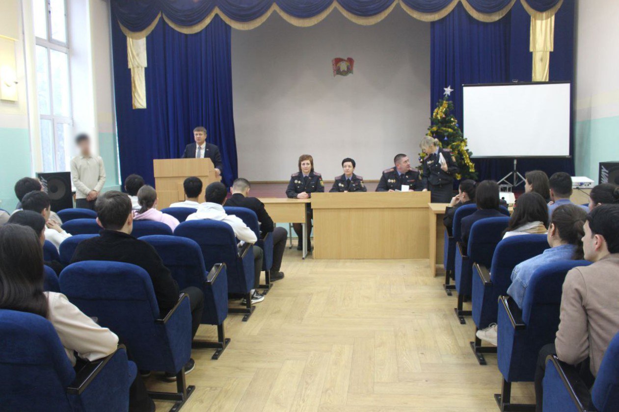 В Гродно устроили показательную высылку из страны четырех иностранцев