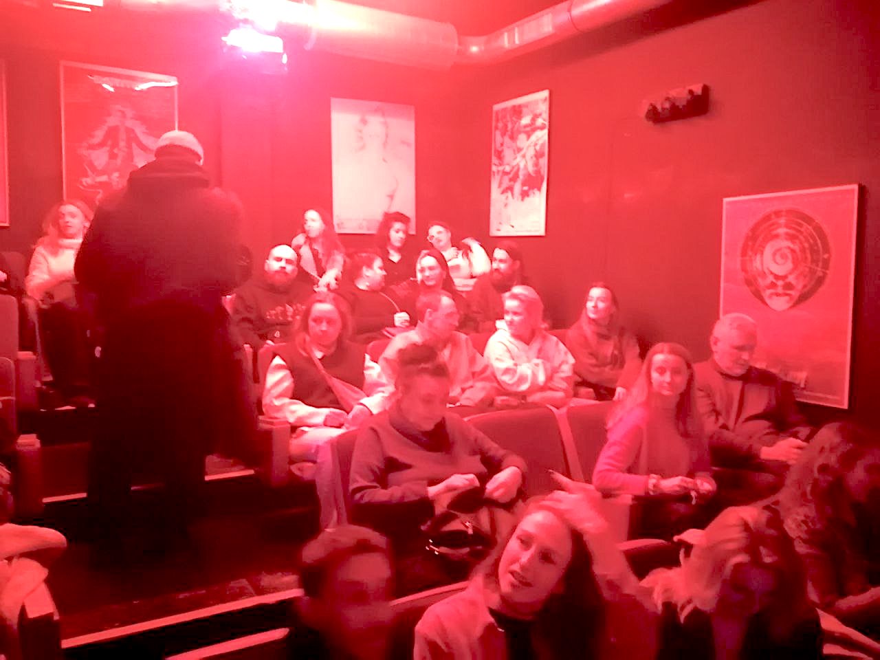 «Мы не спынімся, нават калі памром»: як у Варшаве адзначылі Дзень беларускага кіно. З жахамі і эротыкай