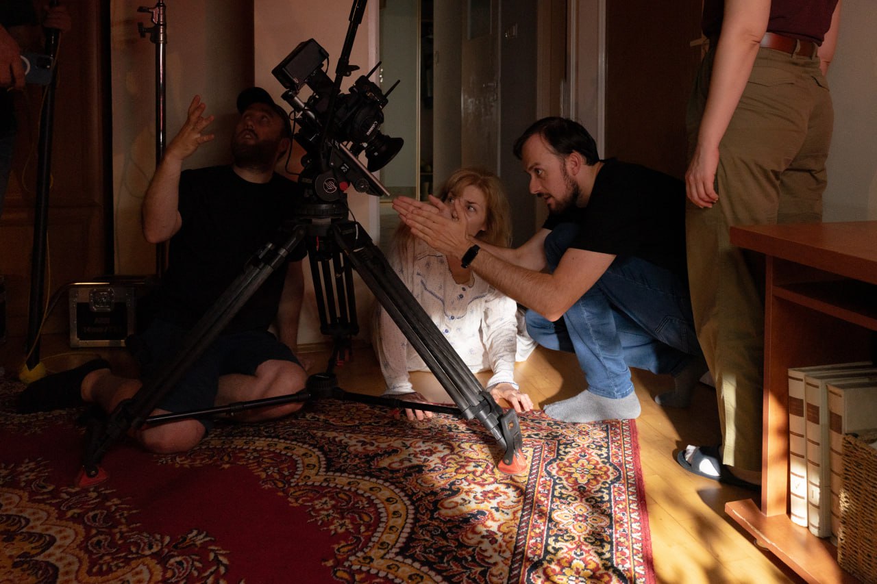 Стваральнік «Працэсаў» Андрэй Кашперскі сёння, у Дзень беларускага кіно, прэзентуе ў сеціве новы кароткі метр. Таксама прэм’еру паказываюць і офлайн у Варшаве