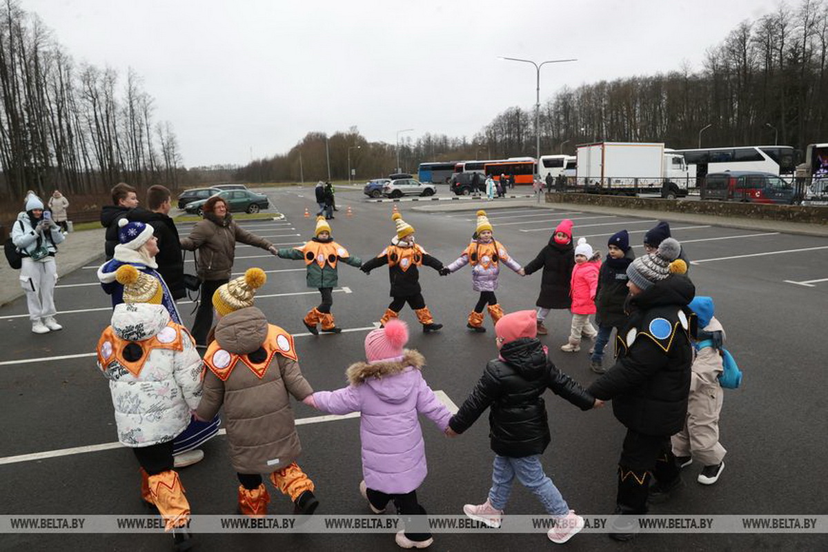 Всеросийский Дед Мороз и Снегурочка в почтовом фургоне - В Беловежской пуще устроили встречу с оркестром и лимузином