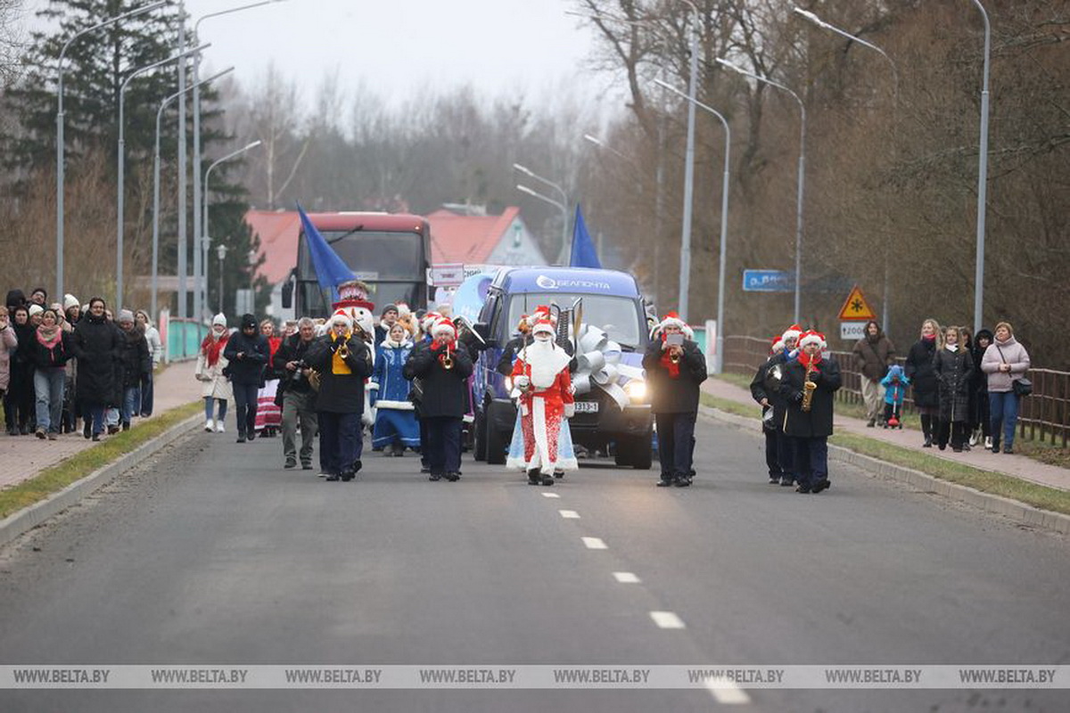 Всеросийский Дед Мороз и Снегурочка в почтовом фургоне - В Беловежской пуще устроили встречу с оркестром и лимузином