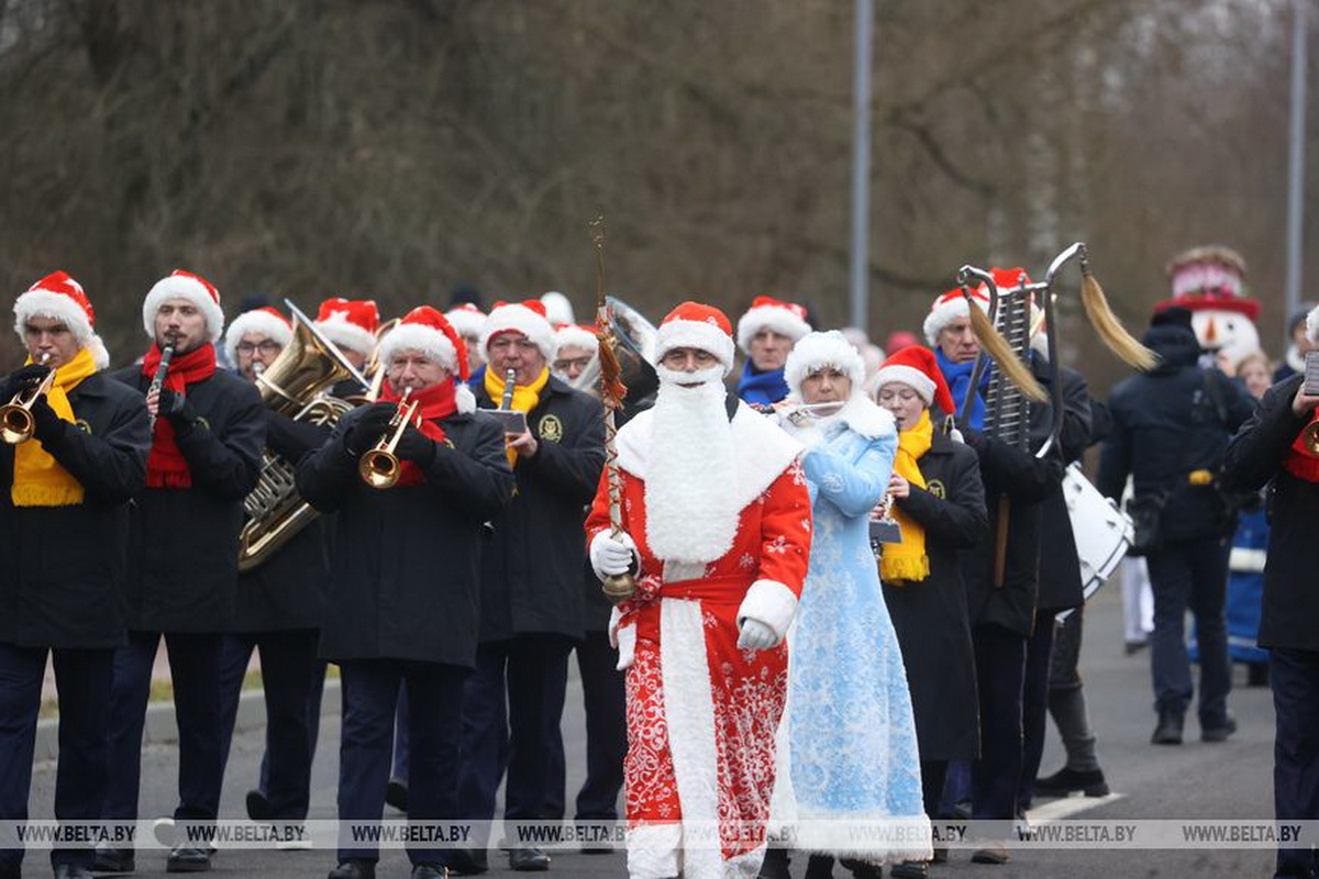 Всеросийский Дед Мороз и Снегурочка в почтовом фургоне - В Беловежской пуще устроили встречу с оркестром и лимузином