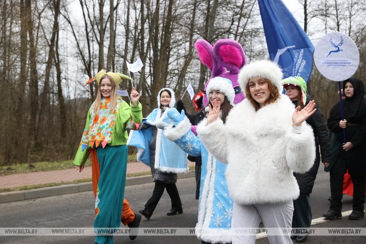 Всеросийский Дед Мороз и Снегурочка в почтовом фургоне - В Беловежской пуще устроили встречу с оркестром и лимузином