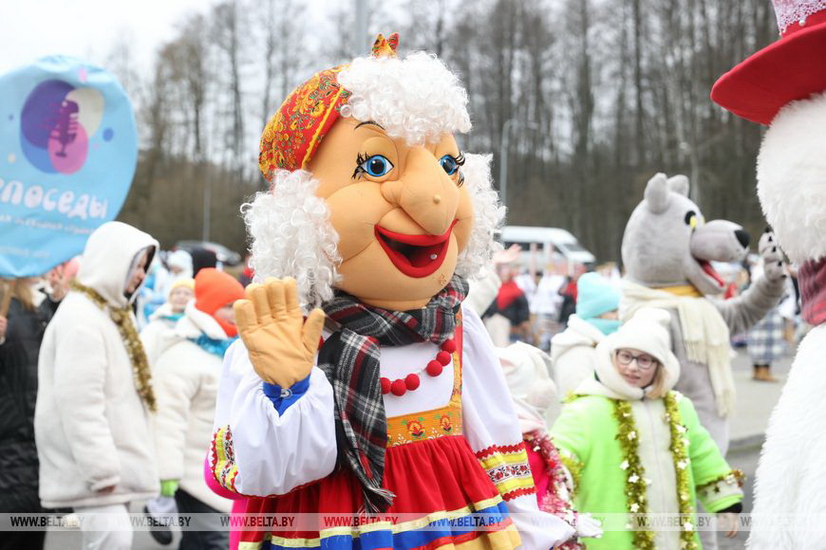 Всеросийский Дед Мороз и Снегурочка в почтовом фургоне - В Беловежской пуще устроили встречу с оркестром и лимузином