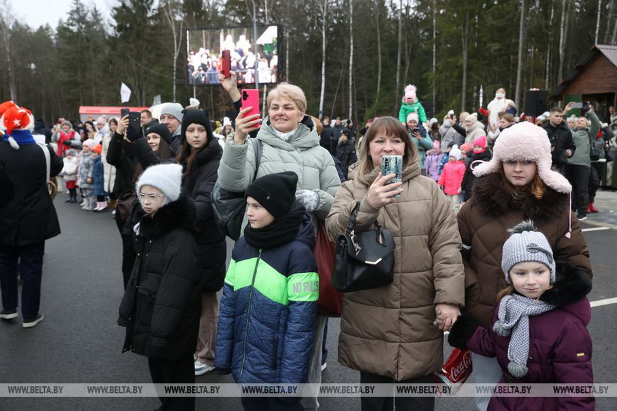 Всеросийский Дед Мороз и Снегурочка в почтовом фургоне - В Беловежской пуще устроили встречу с оркестром и лимузином