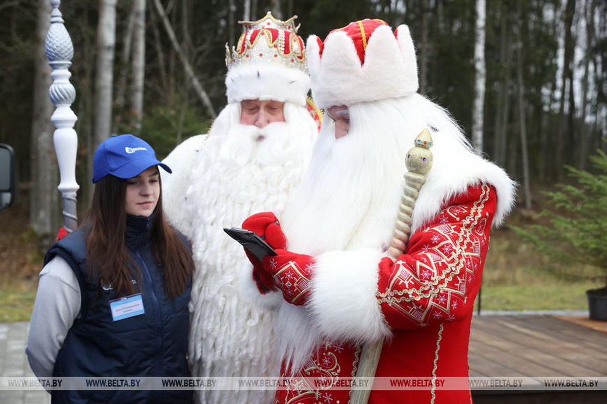 Всеросийский Дед Мороз и Снегурочка в почтовом фургоне - В Беловежской пуще устроили встречу с оркестром и лимузином