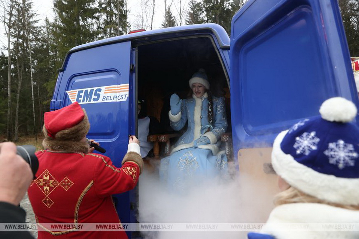 Всеросийский Дед Мороз и Снегурочка в почтовом фургоне - В Беловежской пуще устроили встречу с оркестром и лимузином