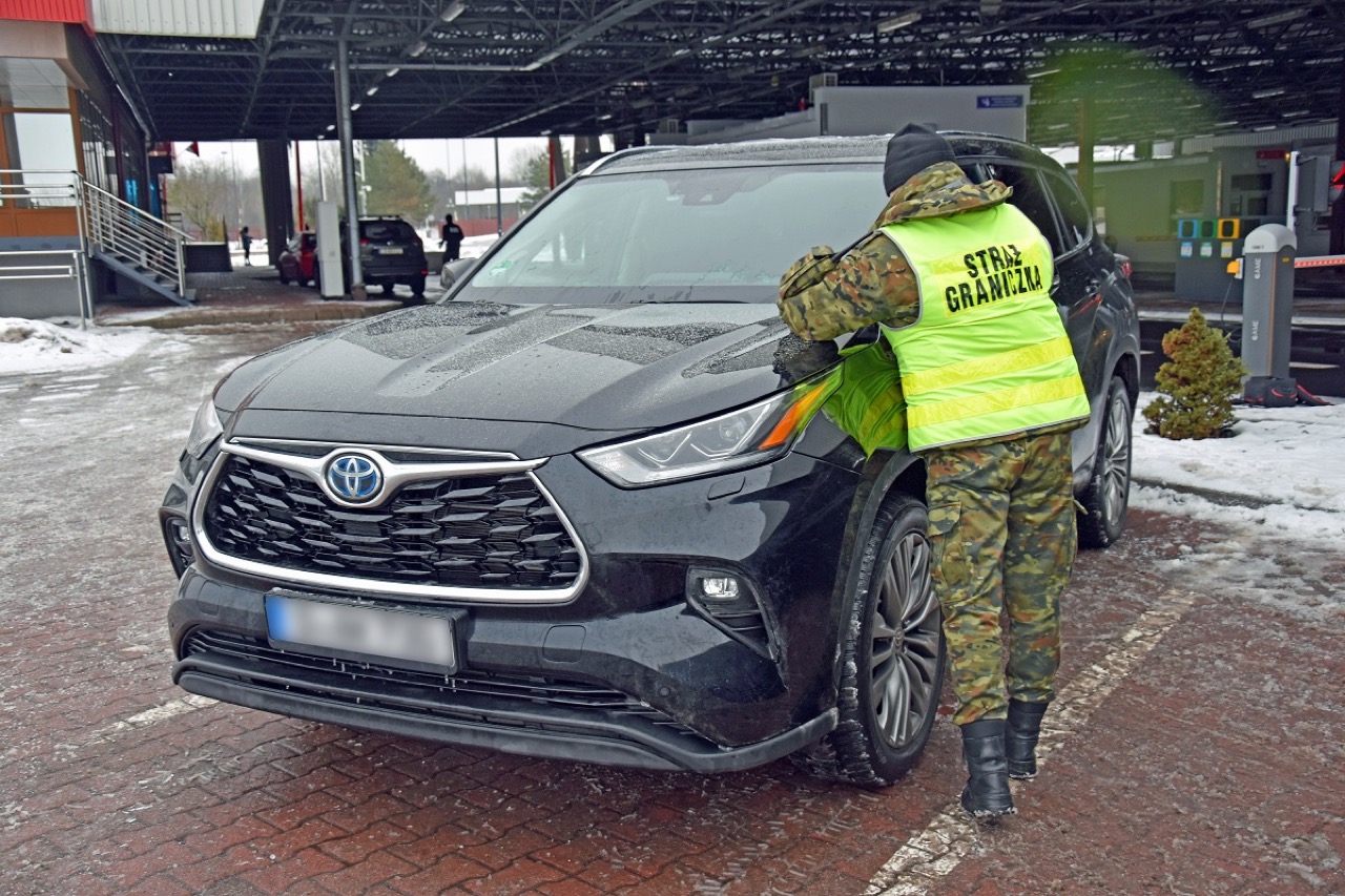 Автомобиль за 50 тысяч долларов с поддельными номерами пытались ввезти в Беларусь