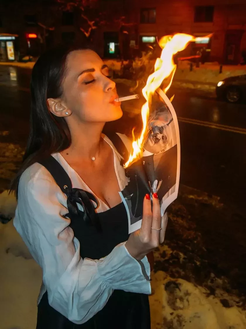 Жанчына не з кветкамі, а з полымем: чаму флэшмоб Марыны Ментусавай «Давайце паліць» такі сімвалічны?