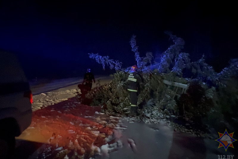 Ратавальнікі выцягнулі са снегу турыстычны аўтобус у Карэліцкім раёне