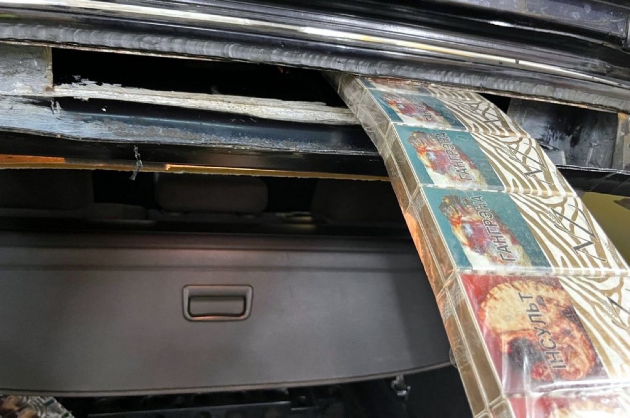 Караван из семи автомобилей с контрабандой задержали на польской границе