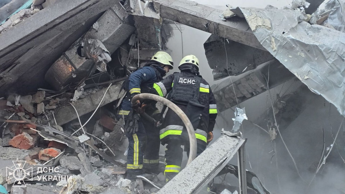 Россия ударила по жилой пятиэтажке в Харькове