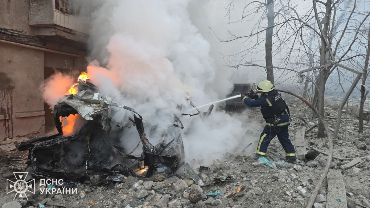 Россия ударила по жилой пятиэтажке в Харькове