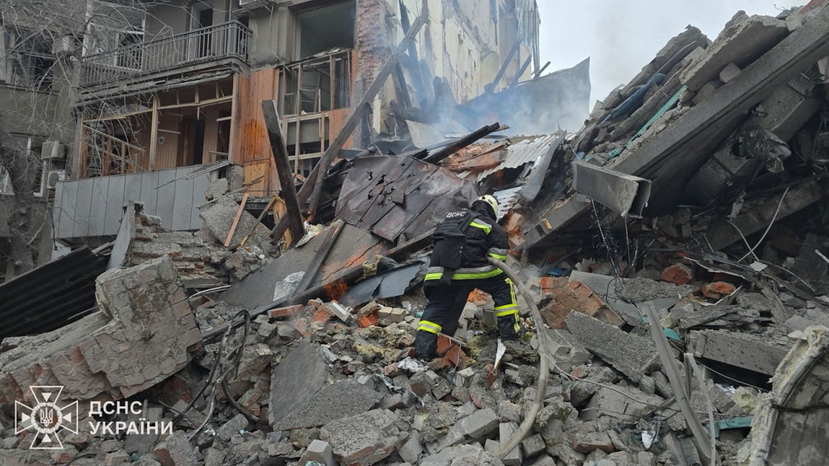 Россия ударила по жилой пятиэтажке в Харькове