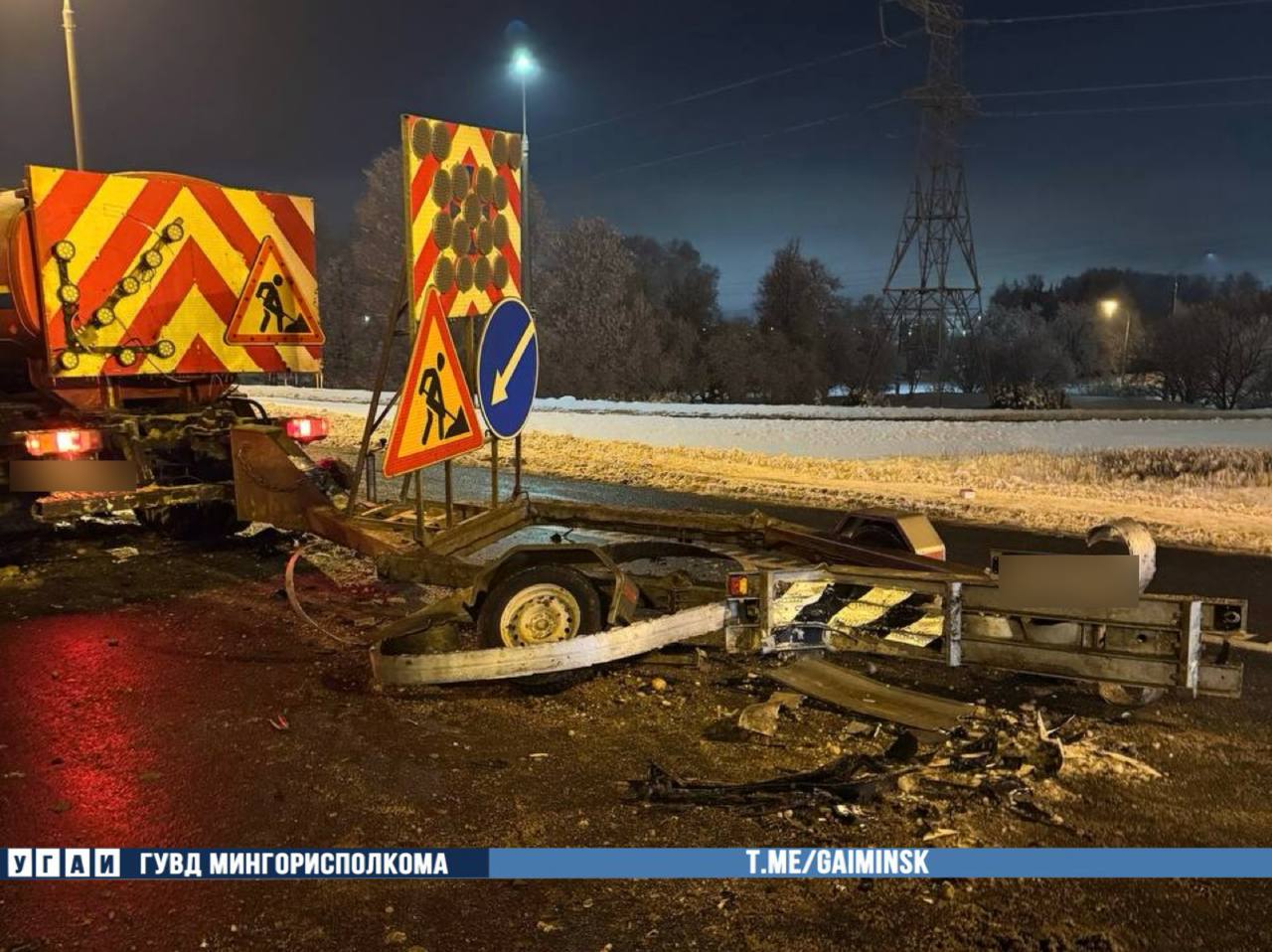 Такси врезалось в грузовик дорожников на МКАД. Пострадали двое детей