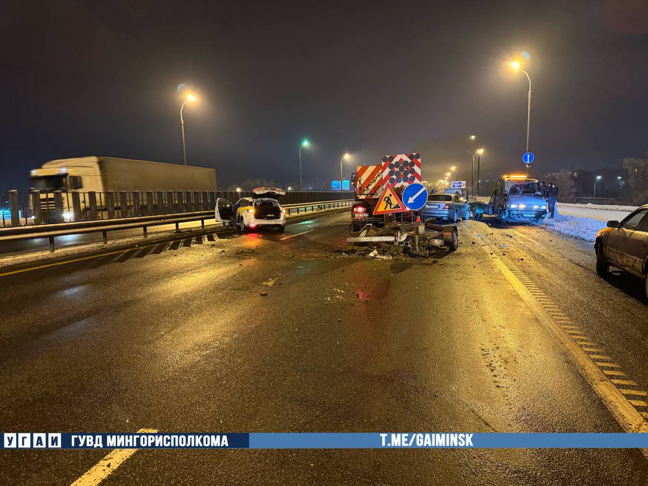 Такси врезалось в грузовик дорожников на МКАД. Пострадали двое детей