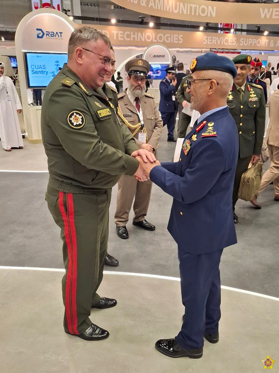 Беларусские военные посещают выставку вооружений в Катаре