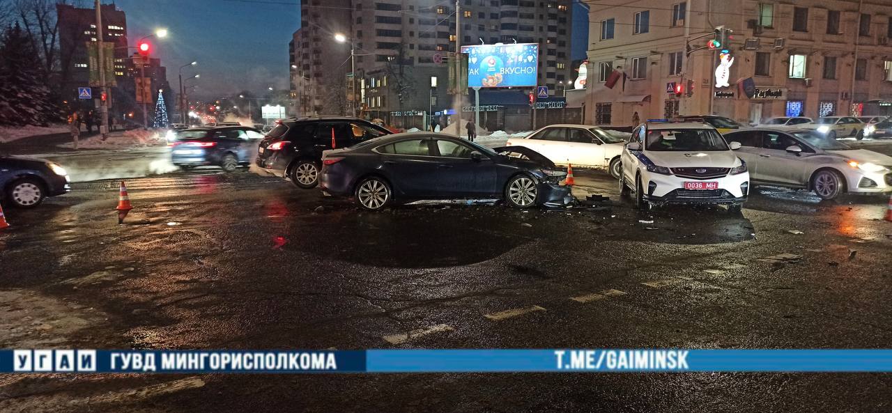 Машина скорой помощи опрокинулась после ДТП в Минске