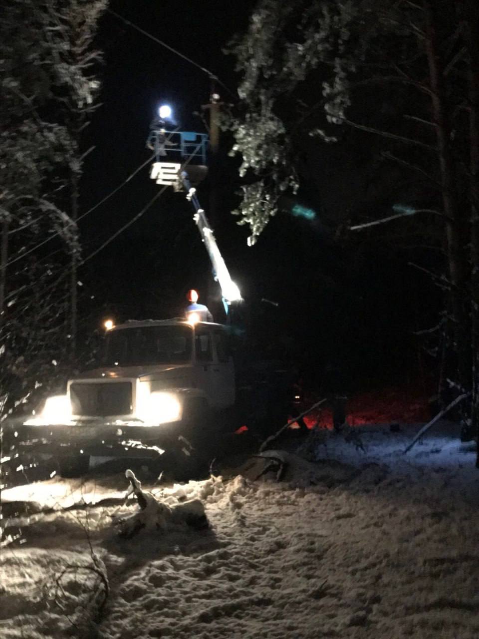 Непогода за сутки нарушила энергоснабжение 227 населенных пунктов