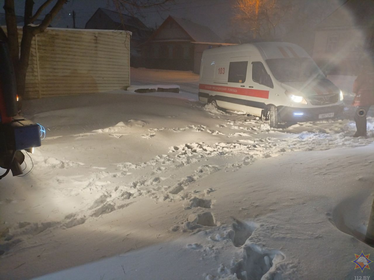 Спасатели вытащили из снега туристический автобус в Кореличском районе