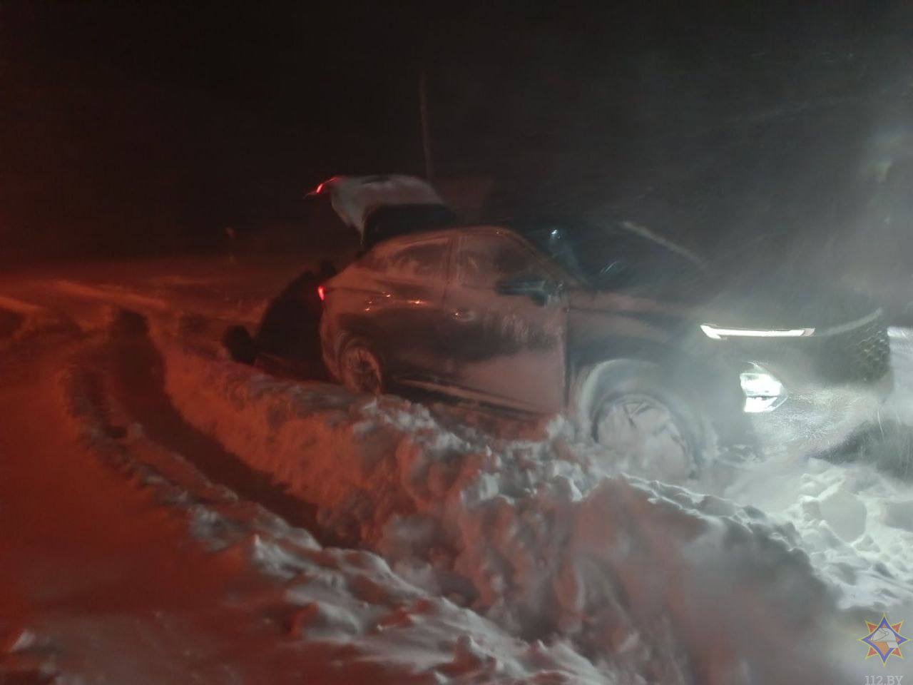 Ратавальнікі выцягнулі са снегу турыстычны аўтобус у Карэліцкім раёне