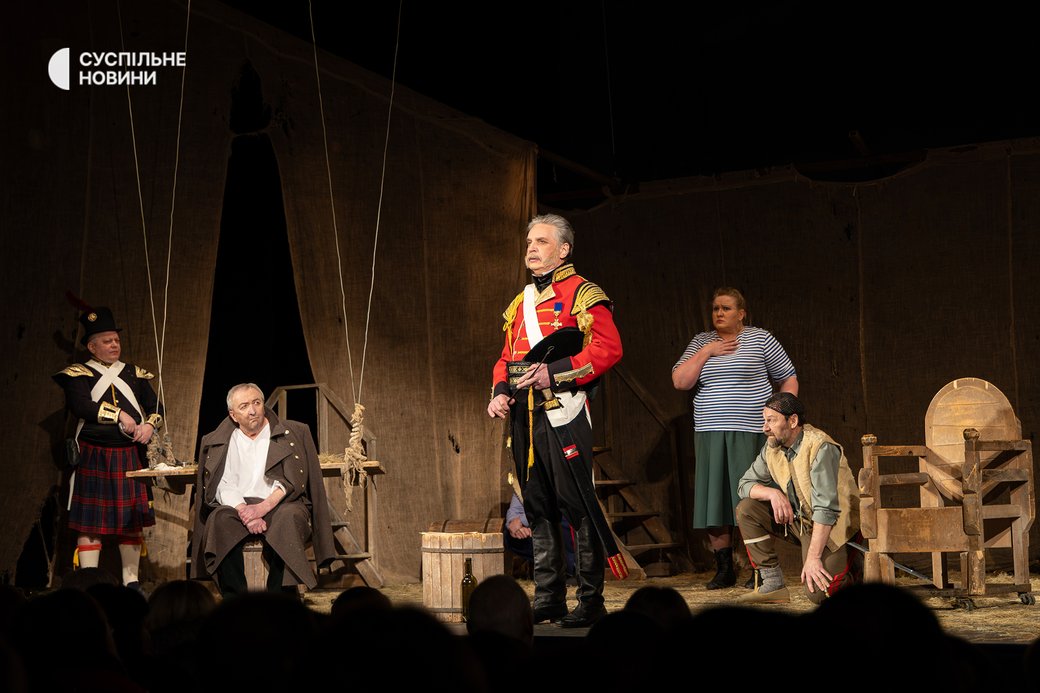 Святло ліхтарыкаў замест сафітаў: кіеўскія тэатры збіраюць аншлагі падчас маразоў і абстрэлаў