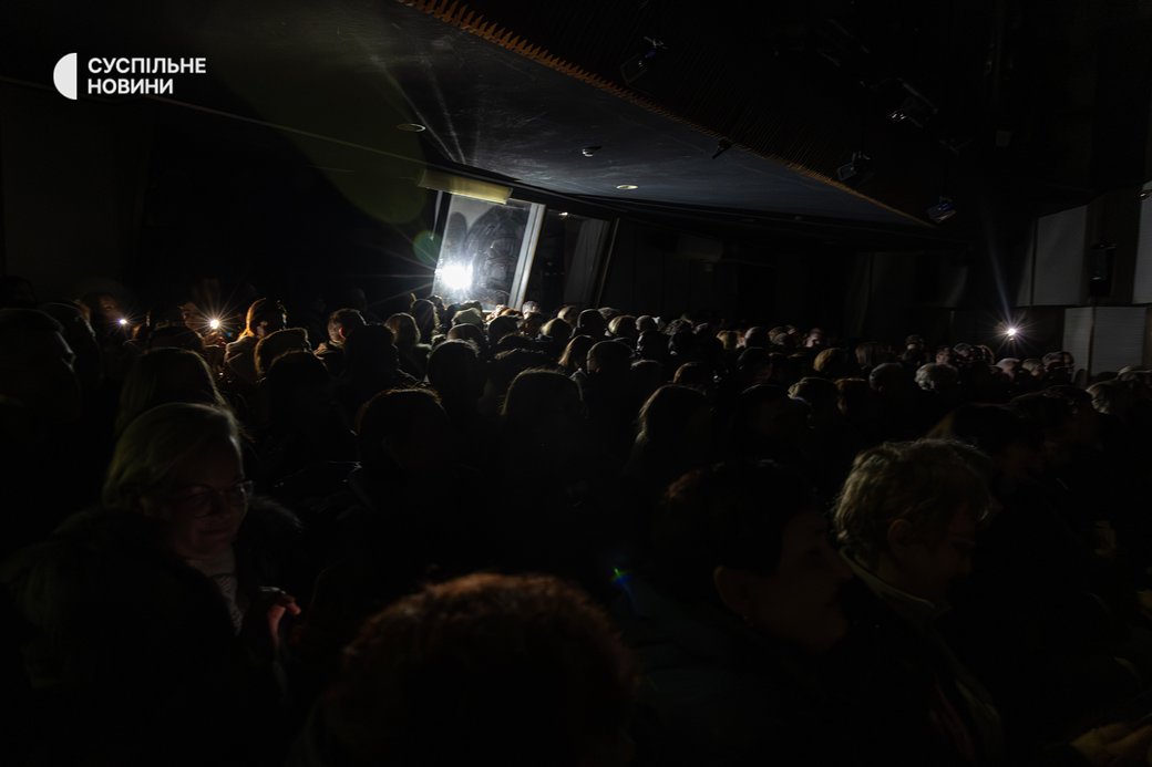 Святло ліхтарыкаў замест сафітаў: кіеўскія тэатры збіраюць аншлагі падчас маразоў і абстрэлаў