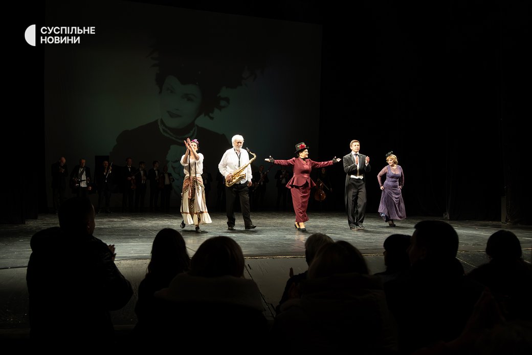 Святло ліхтарыкаў замест сафітаў: кіеўскія тэатры збіраюць аншлагі падчас маразоў і абстрэлаў