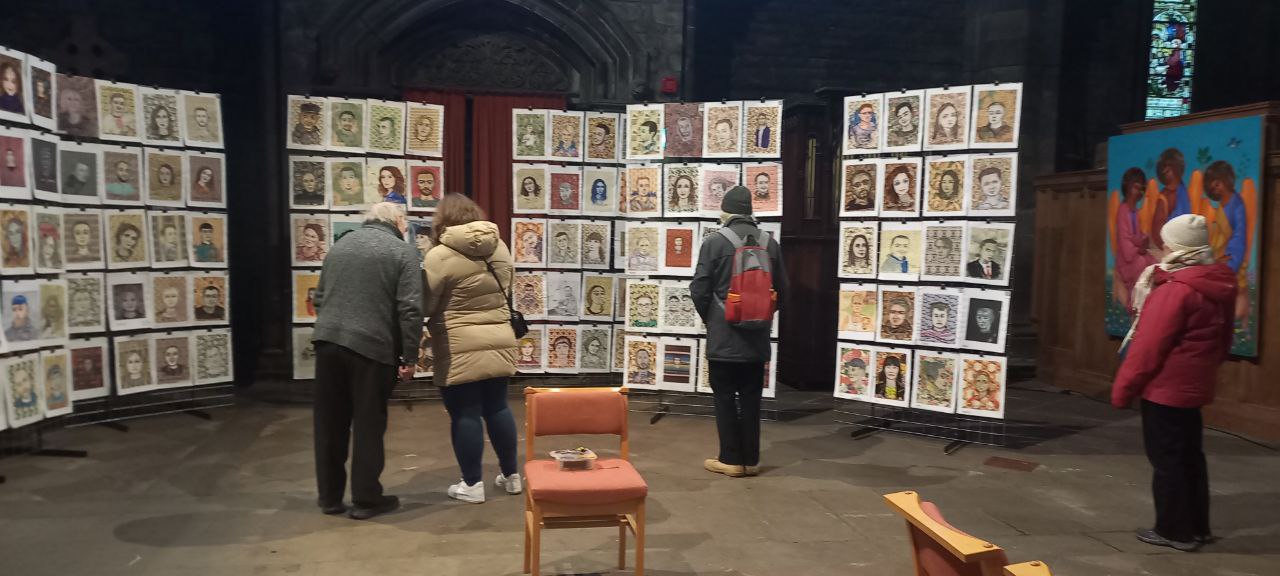 У саборы Святой Марыі ў Эдынбургу адкрылася выстава «Мартыралог Беларусі» Ксішы Ангелавай