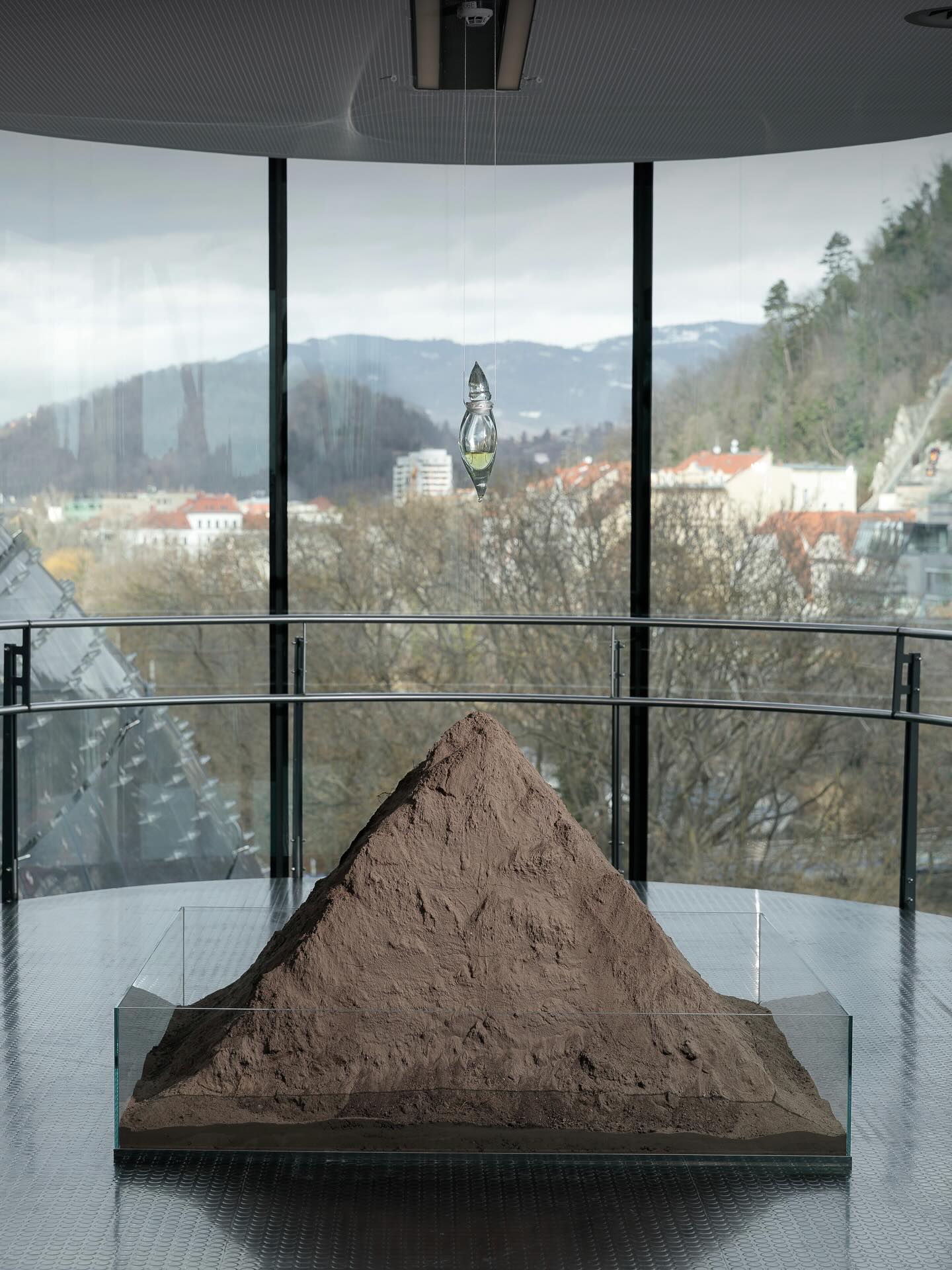 «Родная зямля заўсёды цябе закалыхае і прыме»: мастачка Цемра - пра формы памяці