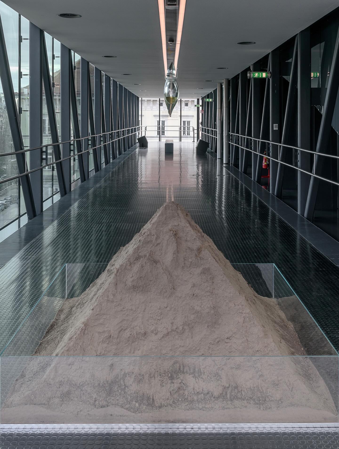 «Родная зямля заўсёды цябе закалыхае і прыме»: мастачка Цемра - пра формы памяці